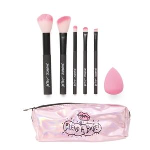 🆕 📢LAST ONE... Betsey Johnson Blend It Babe Makeup Kit.